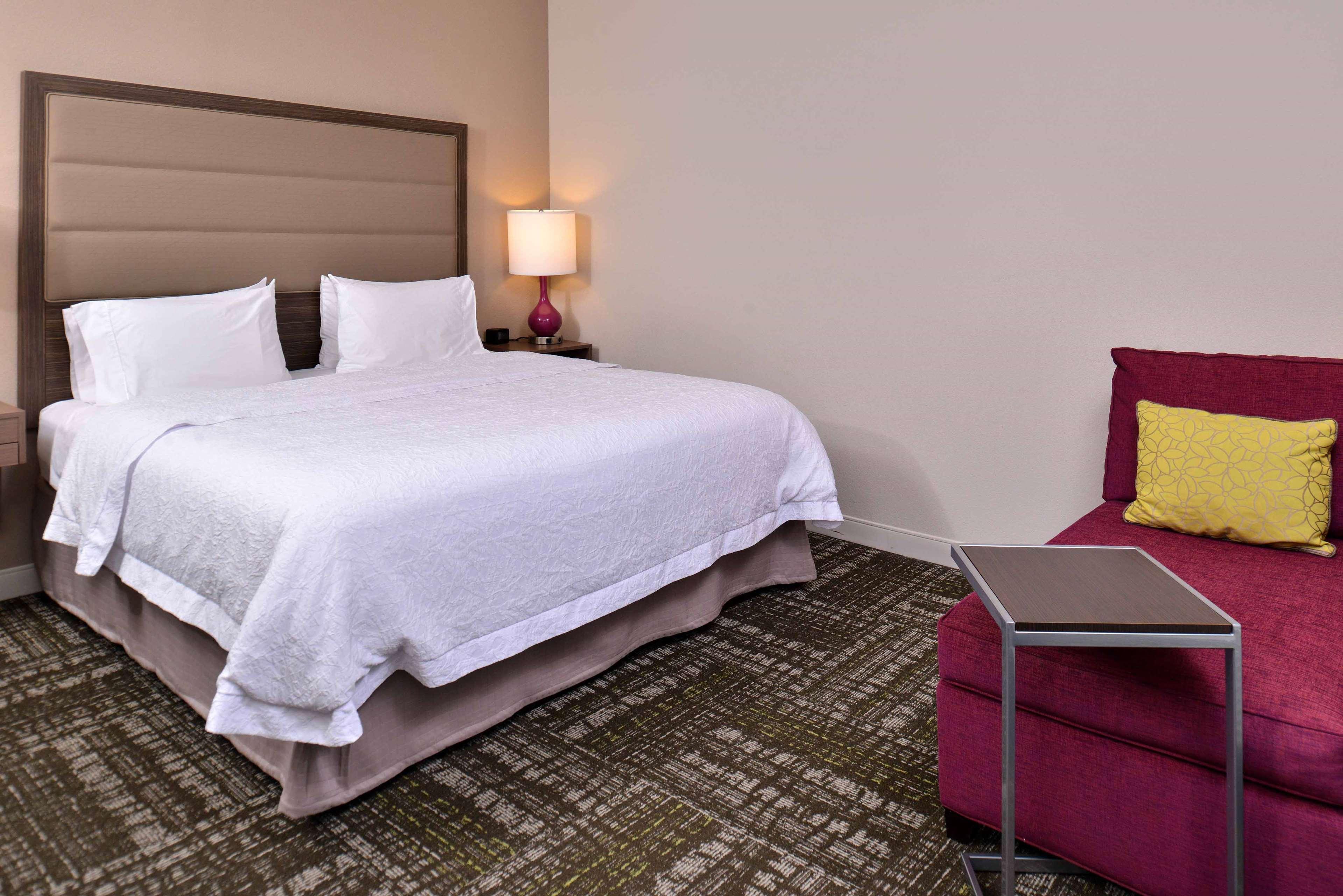 Hampton Inn & Suites Dallas Market Center Exterior photo