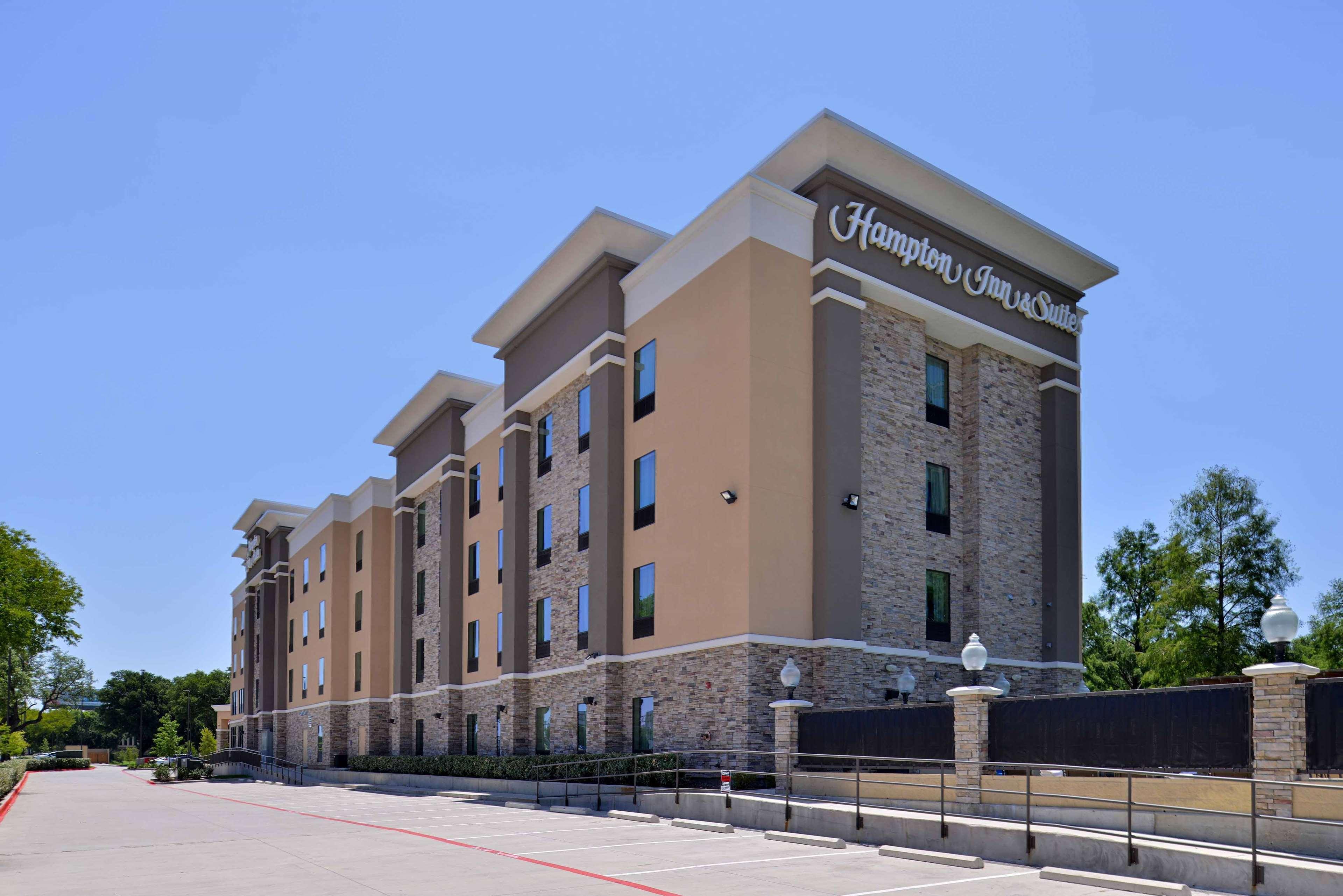 Hampton Inn & Suites Dallas Market Center Exterior photo