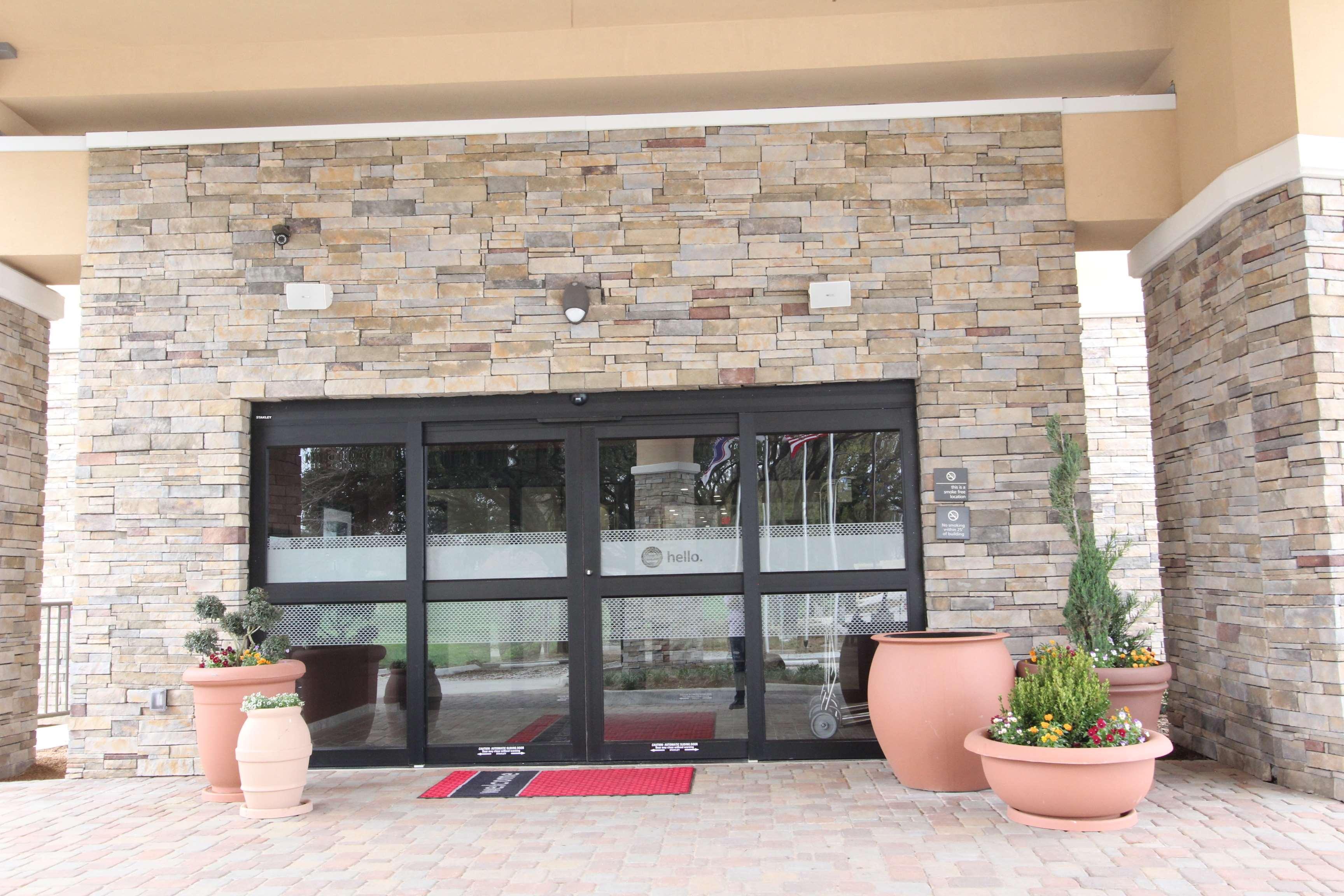 Hampton Inn & Suites Dallas Market Center Exterior photo