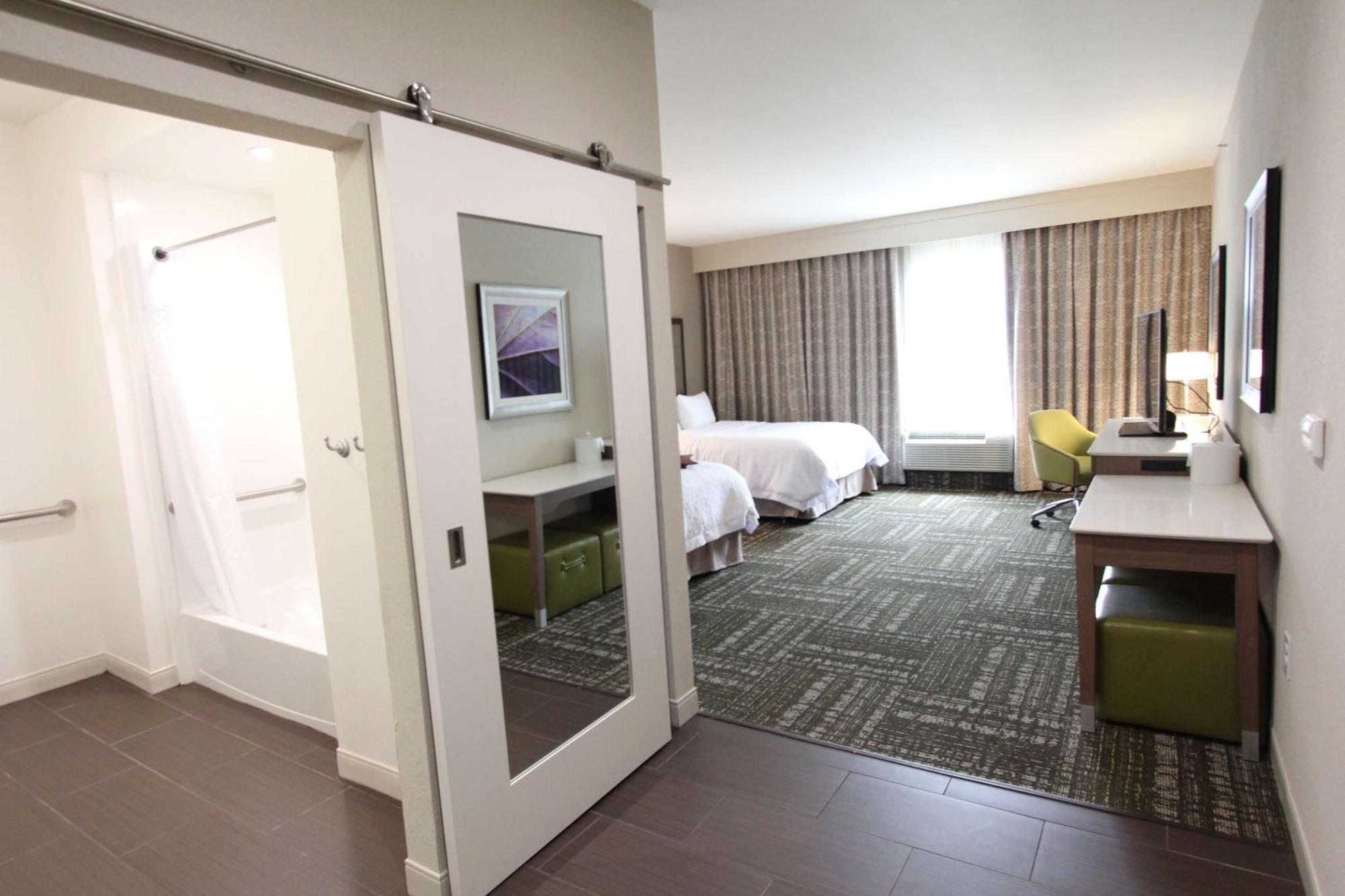 Hampton Inn & Suites Dallas Market Center Exterior photo