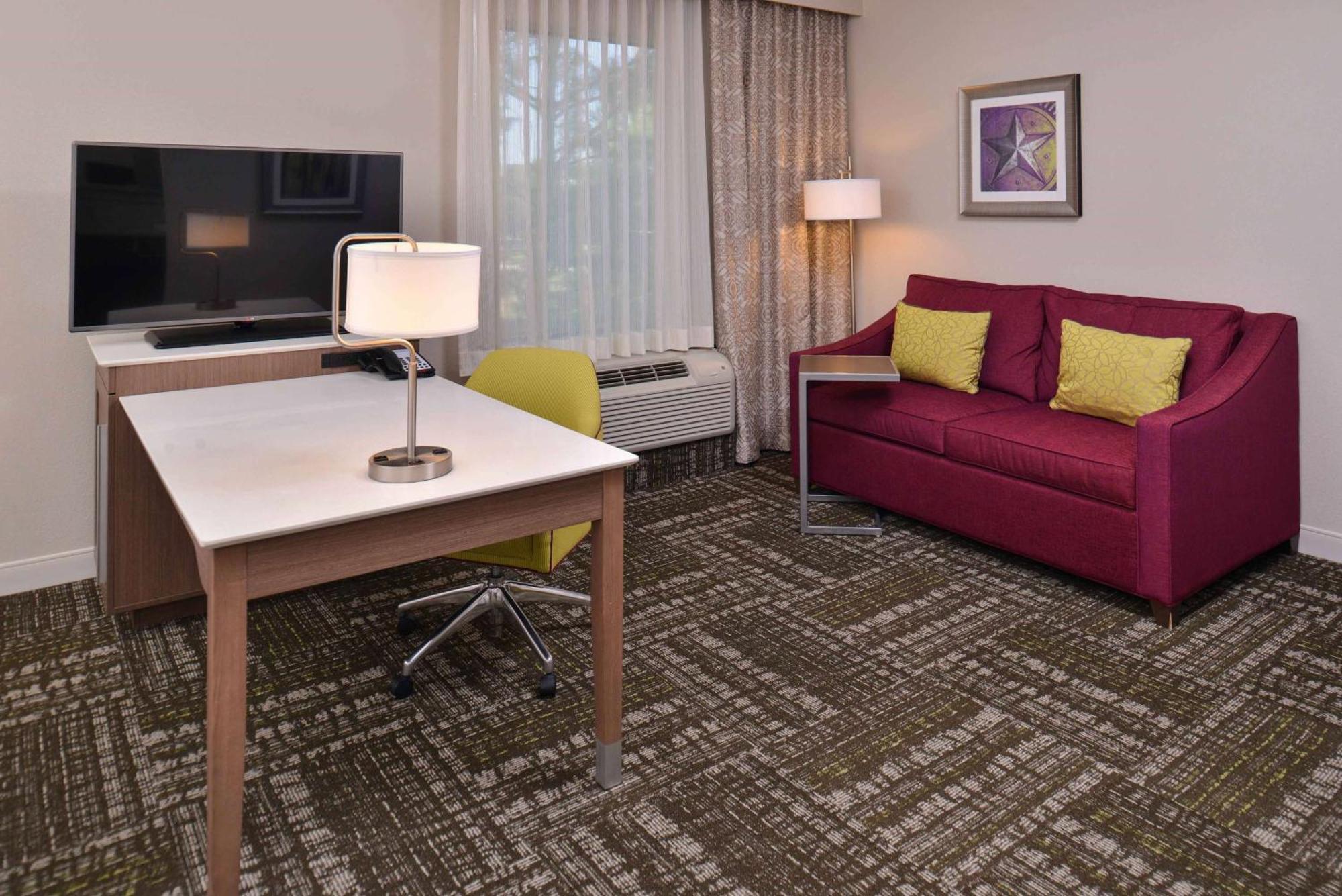 Hampton Inn & Suites Dallas Market Center Exterior photo